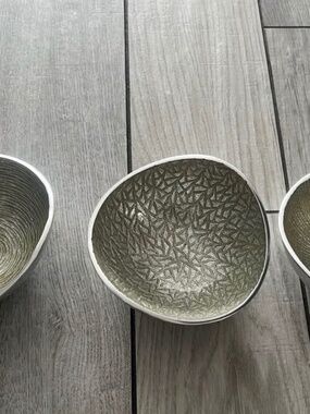 Set of 3 silver serving bowls